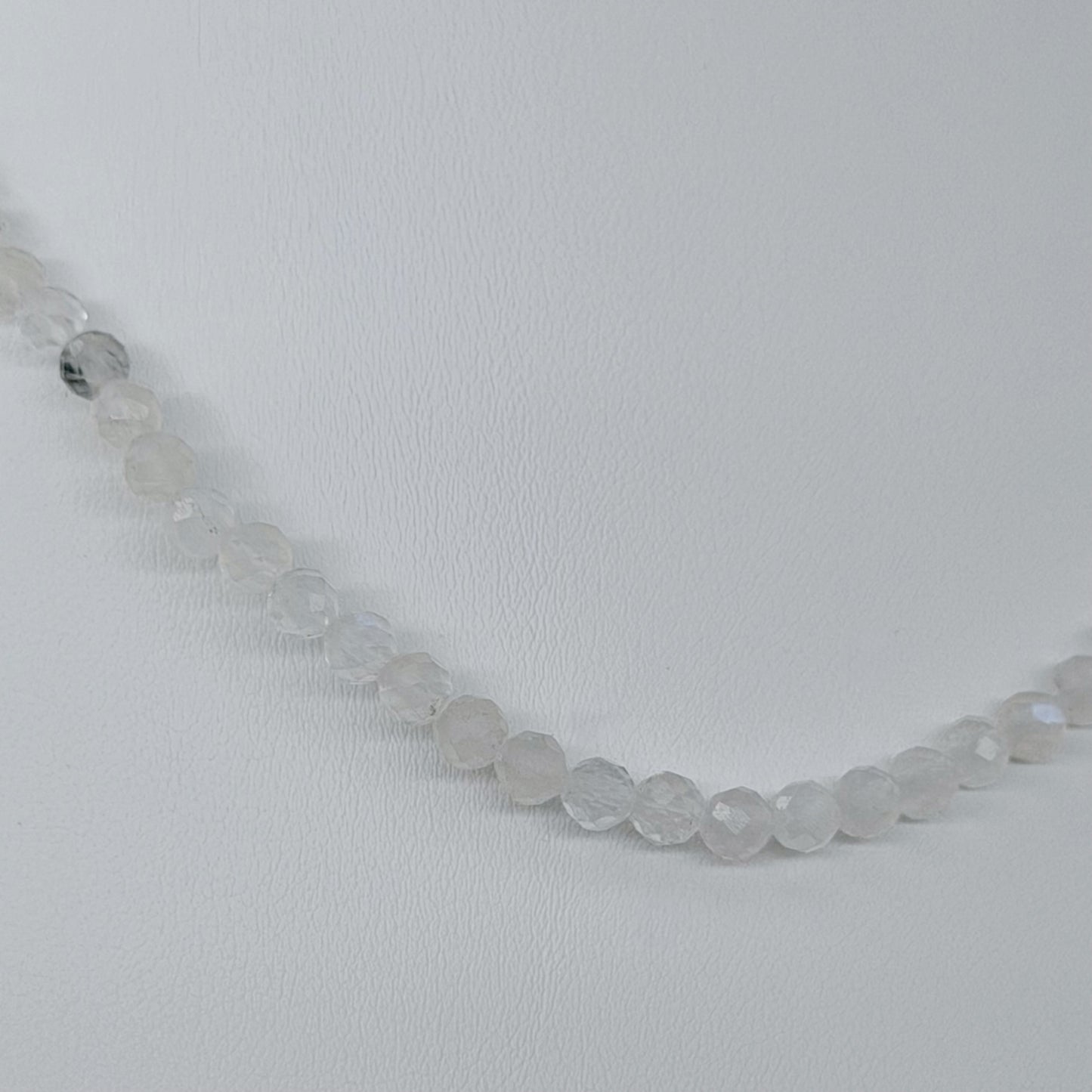 Mėnulio akmens karoliai (briaunuoto šlifavimo), 4 mm