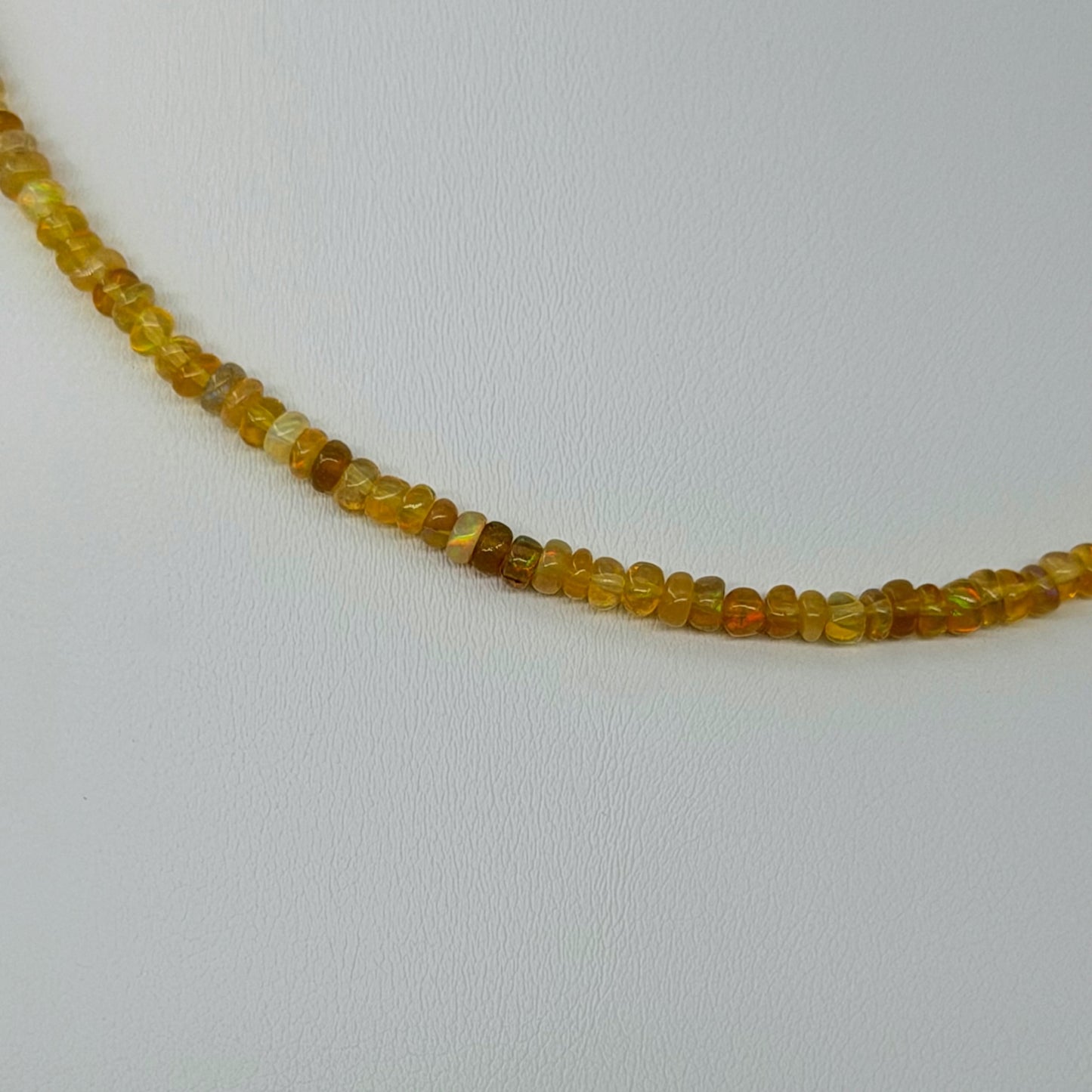 Opalo karoliai, 2 mm