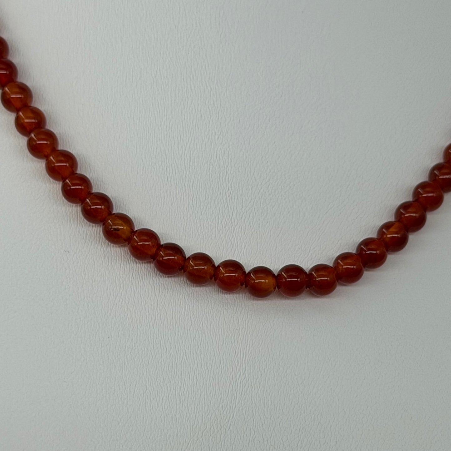 Karneolio karoliai, 4 mm