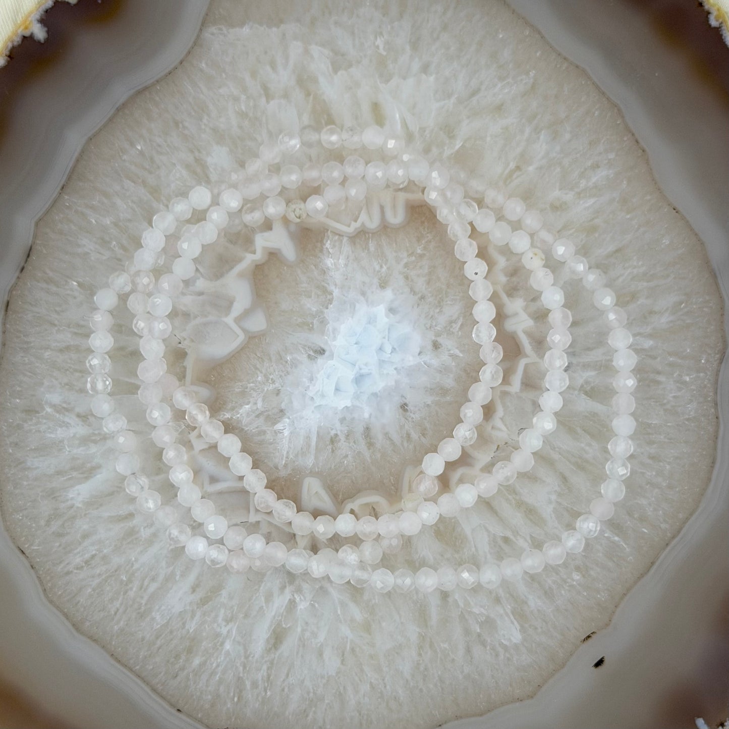 Rožinio kvarco apyrankė (briaunuoto šlifavimo), 2-3 mm