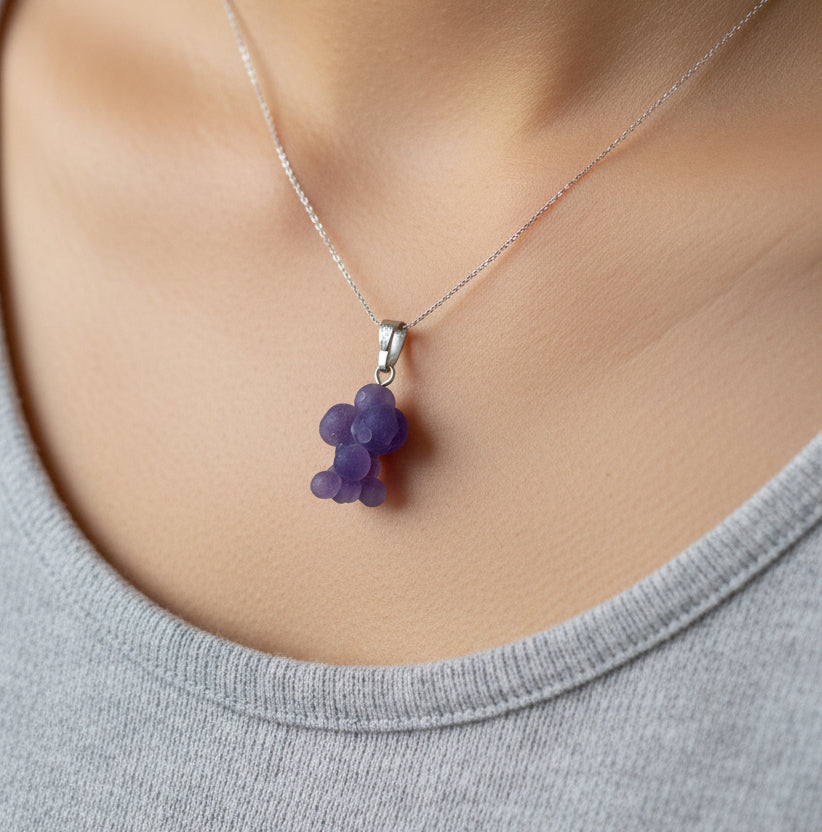 Chalcedono (vynuoginio) pakabukas