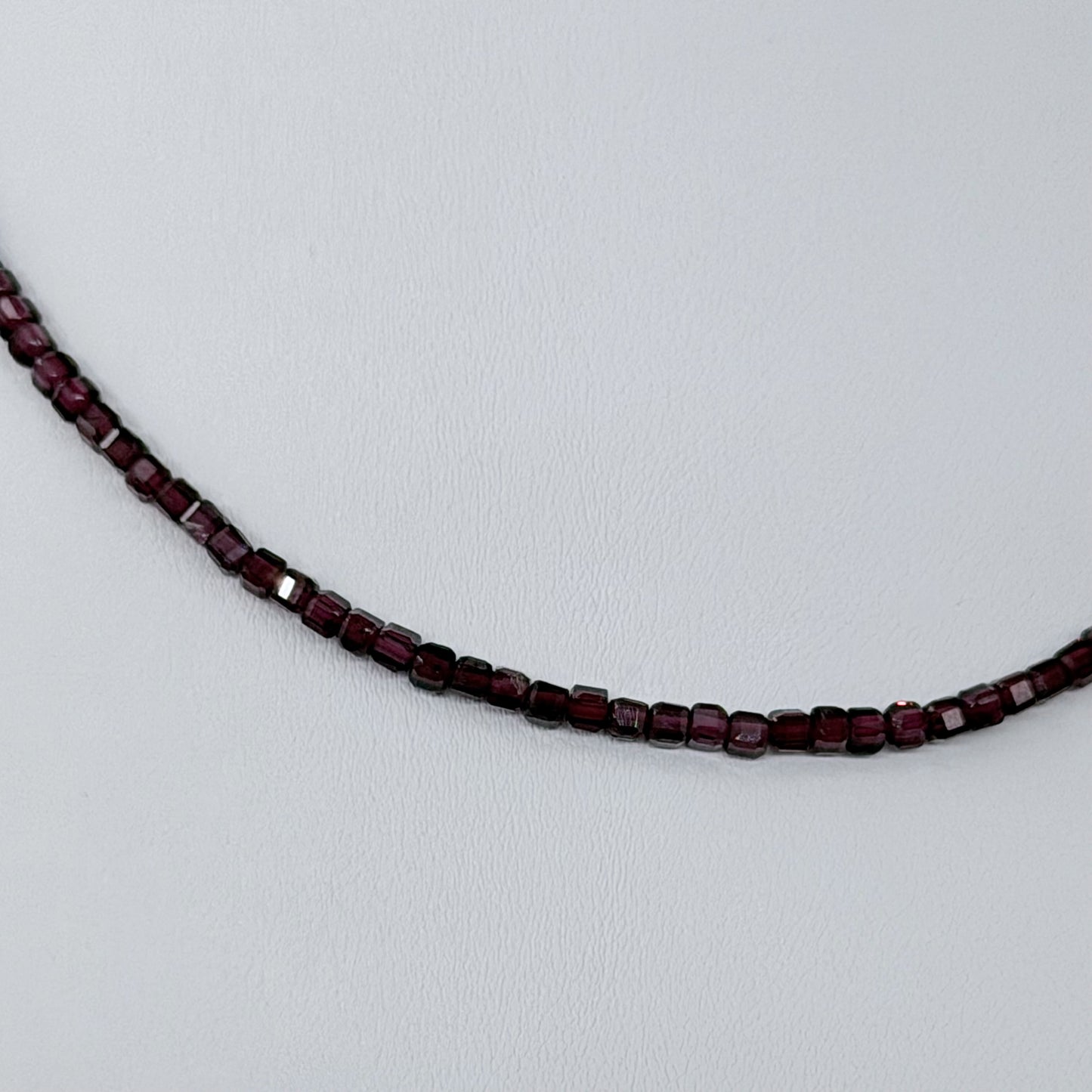 Granato karoliai, 2 mm