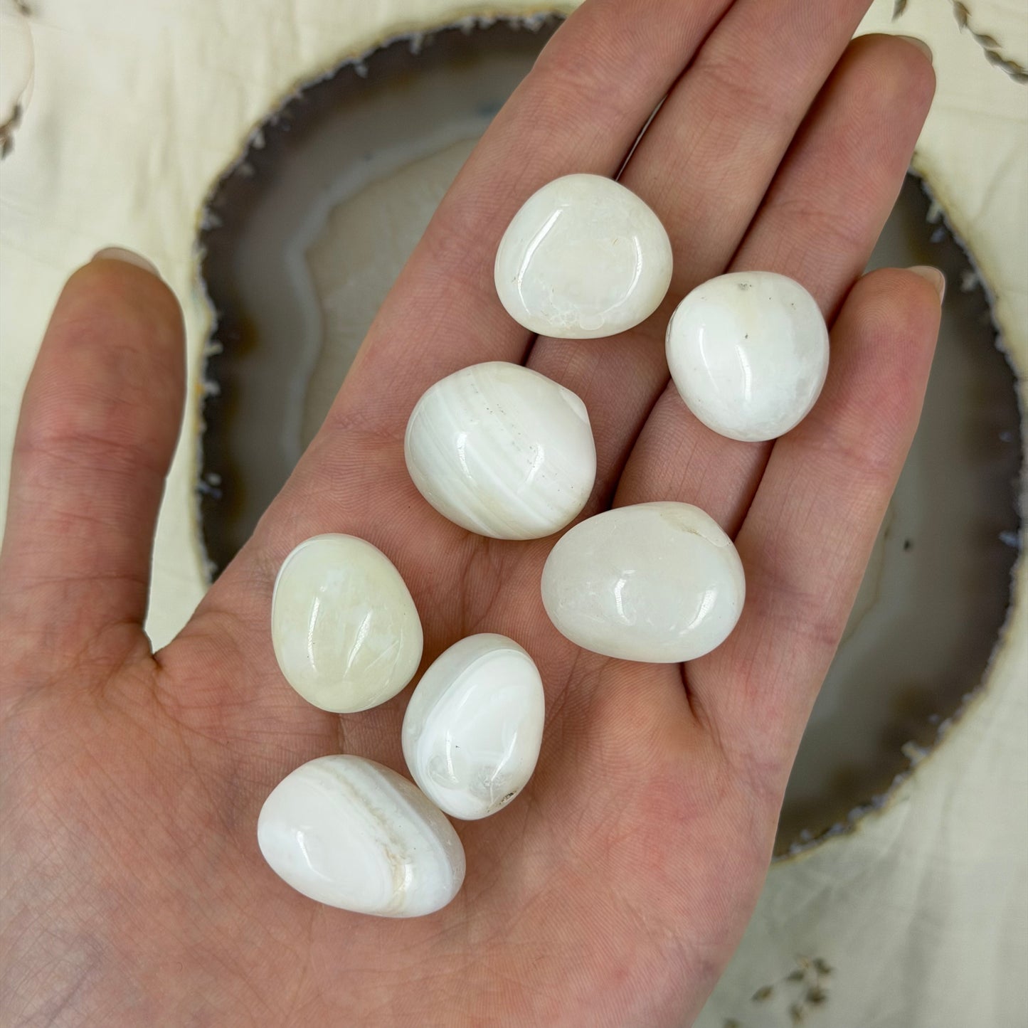 Baltas agatas