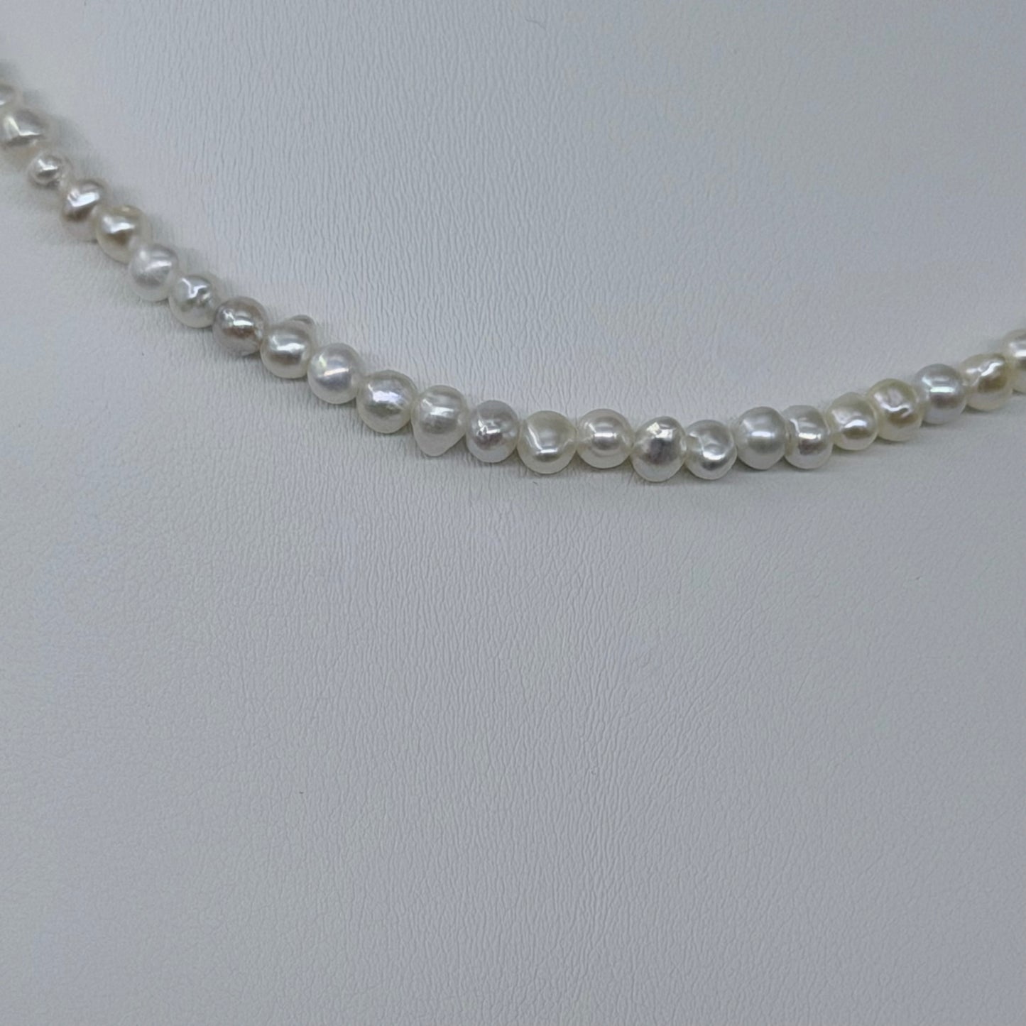 Perlo karoliai, 4 mm