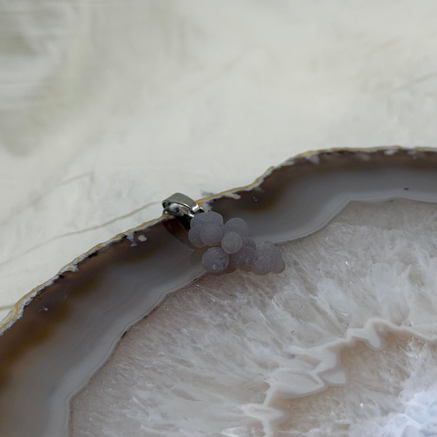 Chalcedono (vynuoginio) pakabukas