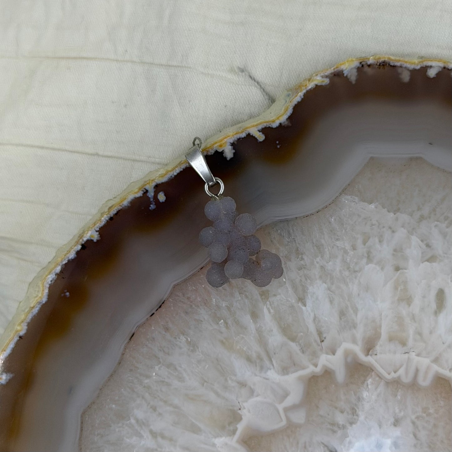 Chalcedono (vynuoginio) pakabukas