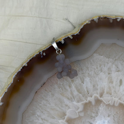 Chalcedono (vynuoginio) pakabukas