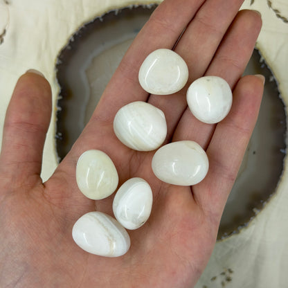 Baltas agatas