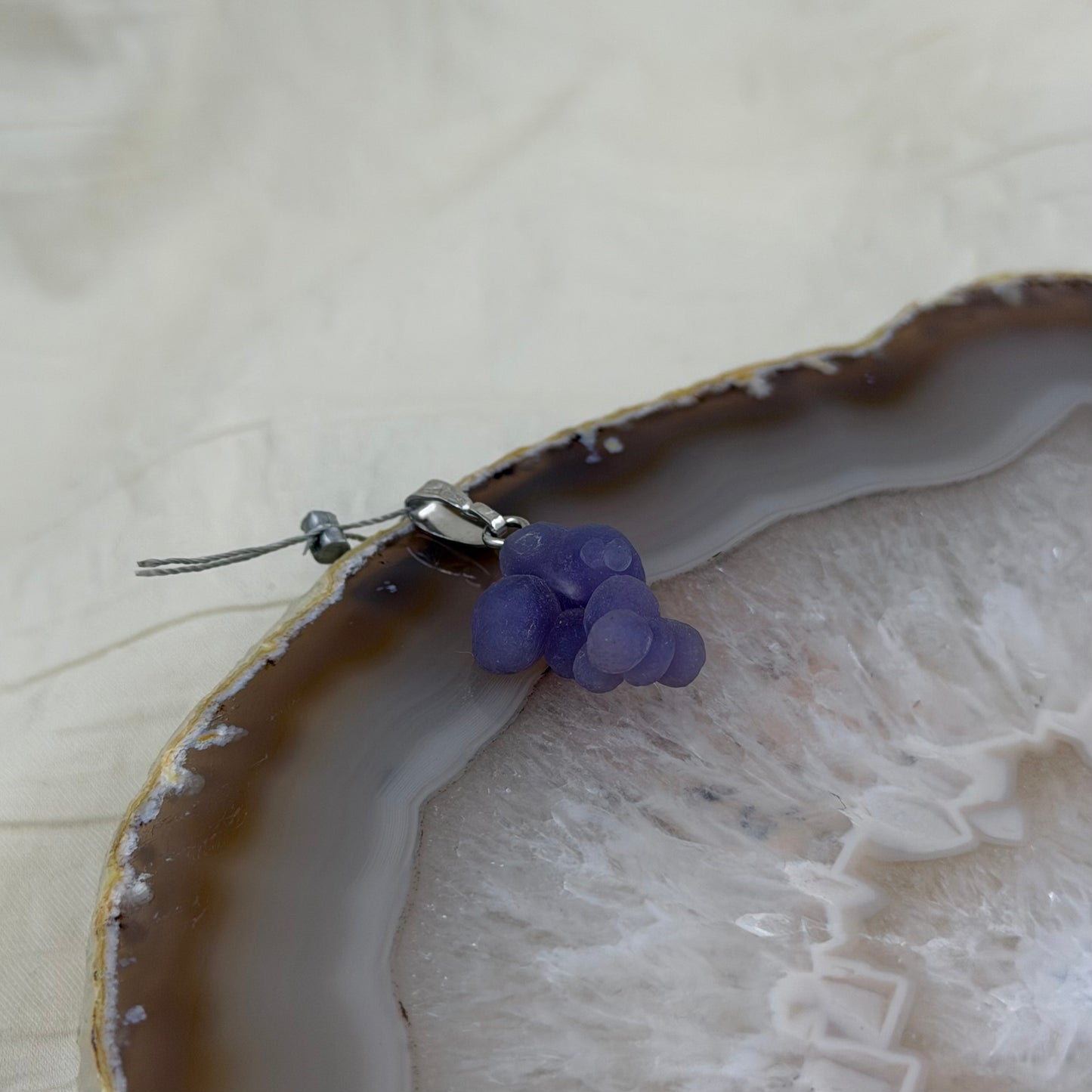 Chalcedono (vynuoginio) pakabukas